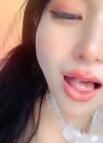 【草莓很甜呀】-26V.潮喷女王.自购无水印.超高颜值.深喉吃...